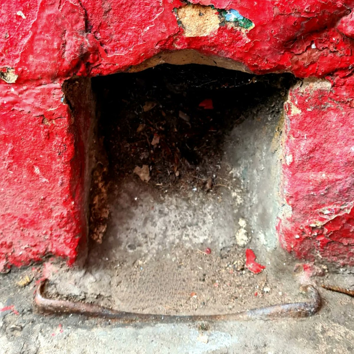 is_glasgow's tweet image. I've seen these small holes near the ground at the entrances to tenement closes in Glasgow for years, but only recently found  out they housed simple metal boot scrapers, like this one.

#glasgow #bootscraper #tenements #glasgowtenements #tenementlife #glasgowhistory