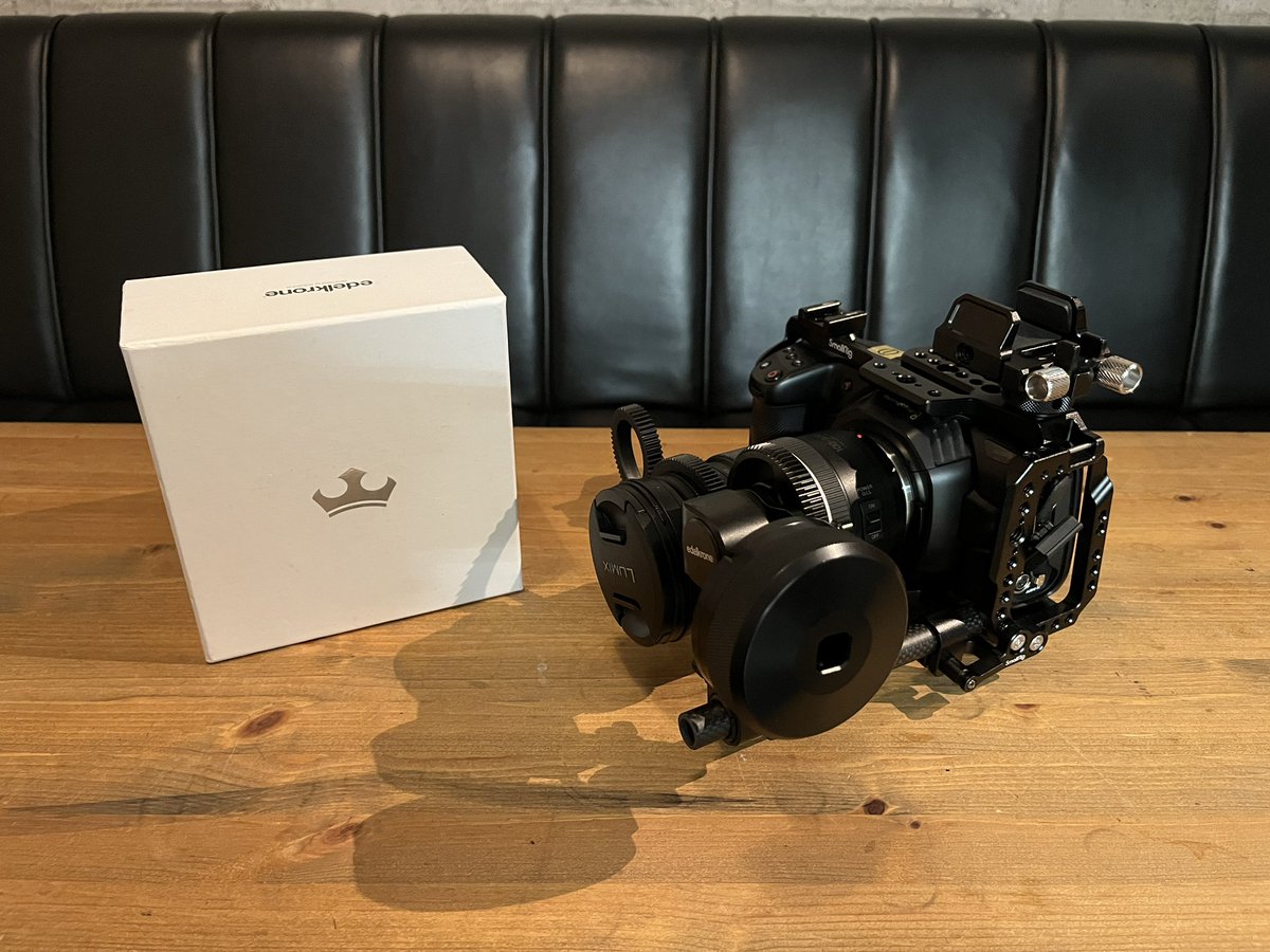 PacksStudio's tweet photo. 【ガジェット紹介】

edelkroneのFOCUS ONE v2 ！

撮影時に手ブレが気になる時に使ってます！
���ルゥッと動く一品です。

1番のメリットはHDMIの出力口と電源アダプターがボディの左に出てまして、
フォーカス合わせる時に邪魔になるんで、
手首の角度の負荷が減るんです。笑 https://t.co/ivBYUCvg5B