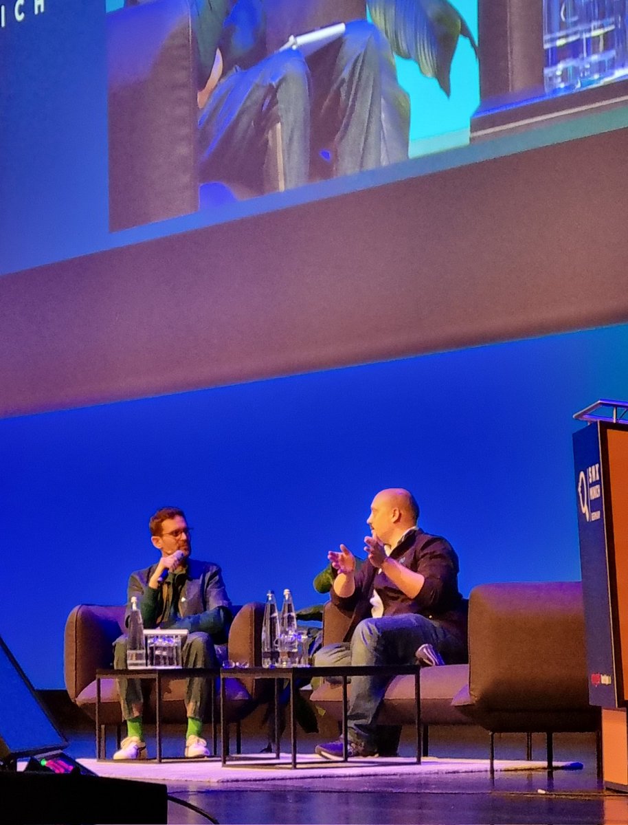 nicihood's tweet image. Wie er einfach genauso da sitzt wie ich immer. Der Fluch der zu großen Möbel. @alexschultz bei der @allsocialde 

#ASMC