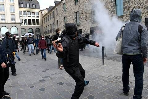 La @CCIIleetVilaine 🇫🇷 déplore ces nouveaux actes de #vandalisme et d’agressions sauvages et renouvelle toute sa solidarité à l’égard des #commerçants, chefs d’#entreprise victimes de ces violences inacceptables. 
Merci également aux forces de #police pour leur mobilisation.