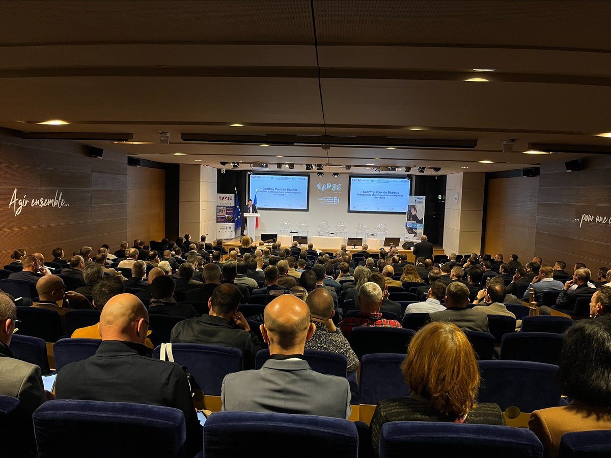 GeoffroyRDB's tweet photo. Lancement ce matin de « Cap vers une 2e carrière » #CAP2C, près de 200 officiers ayant entamé ou envisageant une reconversion dans le privé se retrouvent ce matin au @medef pour témoigner et échanger sur leurs expériences. https://t.co/NSiesbyLmy