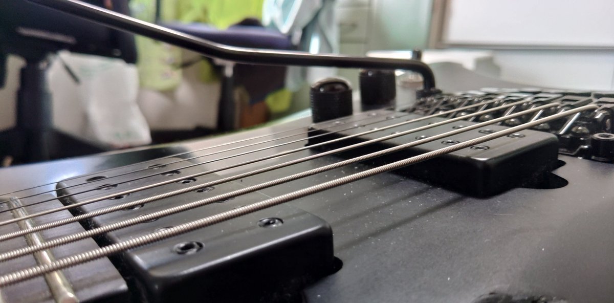 kennedy_v8's tweet photo. My guitarの裏バネ調整、弦高調整、ネック調整、最後にオクターブ調整🎸 長い闘い(調整)が終わった🔥 後は自分の演奏技術力を高めれば完璧!!←この難易度が一番やっかいw
#Ibanez
#IRONLABEL
#XPTB720BKF
#Xiphos https://t.co/iYkboFVgub