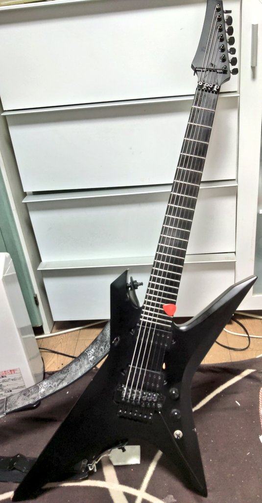 kennedy_v8's tweet photo. My guitarの裏バネ調整、弦高調整、ネック調整、最後にオクターブ調整🎸 長い闘い(調整)が終わった🔥 後は自分の演奏技術力を高めれば完璧!!←この難易度が一番やっかいw
#Ibanez
#IRONLABEL
#XPTB720BKF
#Xiphos https://t.co/iYkboFVgub