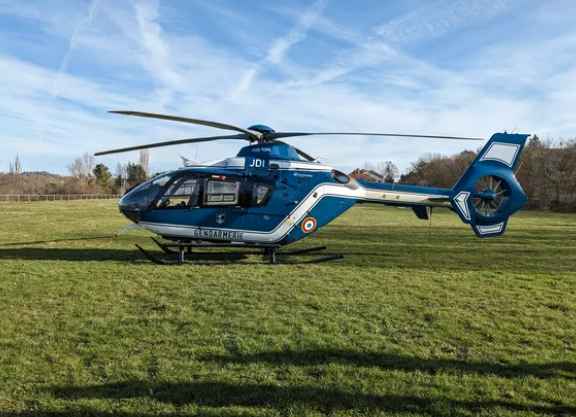 perrinaud's tweet photo. Explosion dans l'Allier : Le commandant de région de la gendarmerie au chevet des familles des gendarmes blessés
https://t.co/8HU4C9IUyT https://t.co/Uzi3yEjpXz