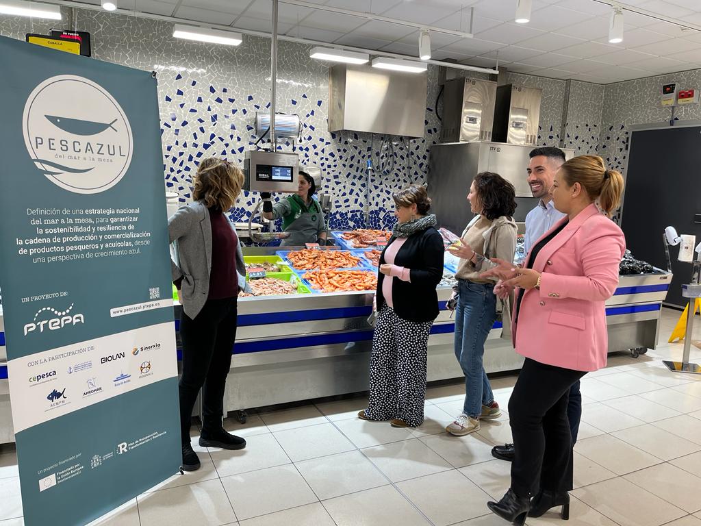 pescazull's tweet photo. ➡ Continuamos los casos de estudio. Hemos analizado la comercialización de la gamba blanca del Mediterráneo, desde su descarga y primera venta en la @lonjadealmeria, llegada al centro logístico de Guadix de @Mercadona y venta final en la tienda de la cadena del municipio. https://t.co/BuJINEEX1f