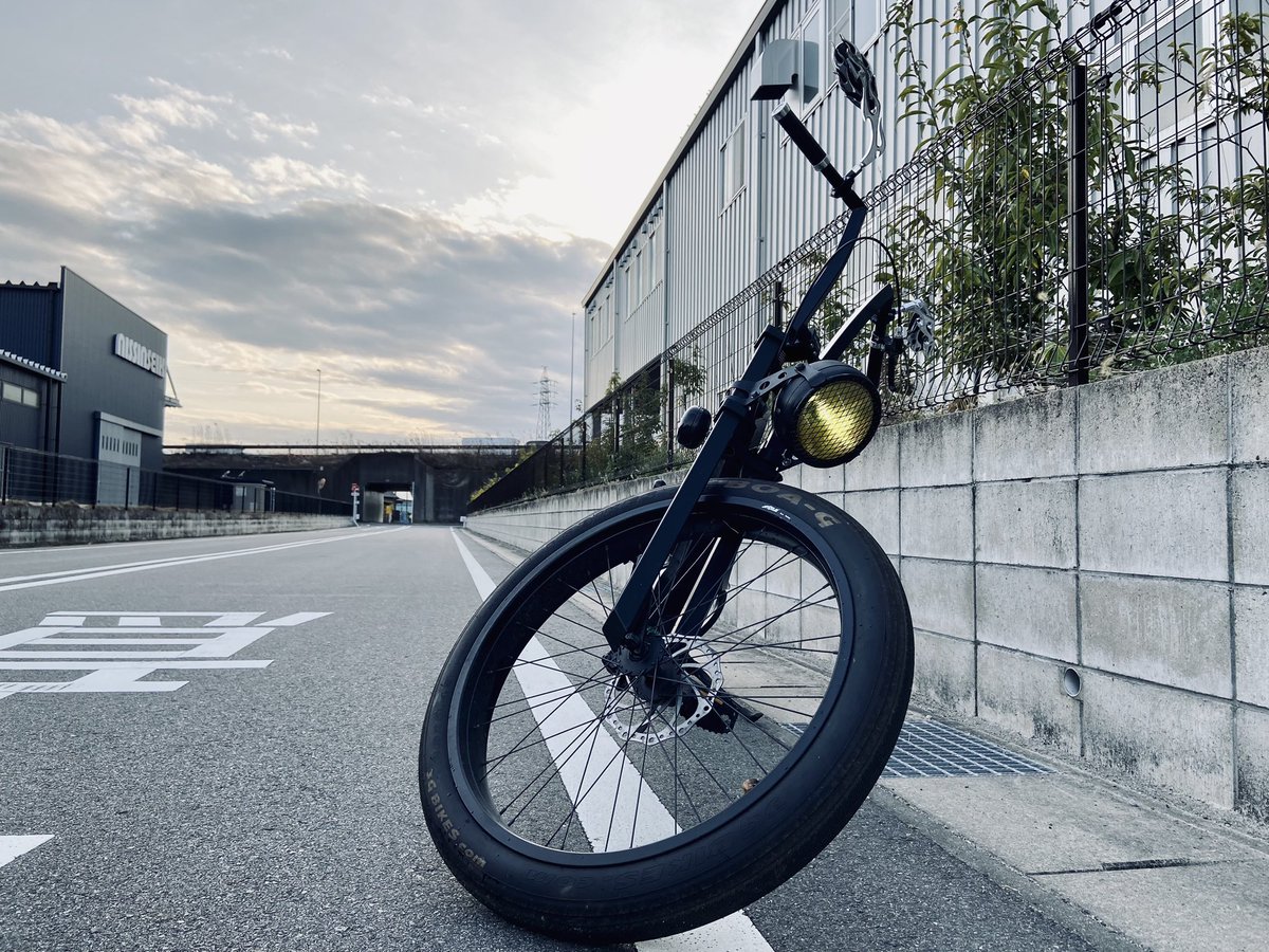 romesama_'s tweet photo. 久々 メンテして乗った♪♪

フレーム Firebikes  " Fluid " (USA)
フォーク Zhemax Cycles (France)
ハンドル 不明
 
全部 角パイプで揃えてます😍

#Firebikes
#RuffCycles
#CustomBicycle
#CustomCruiser
#StretchCruiser
#ビーチクルーザー
#ファットバイク
#FatBike https://t.co/iFYCaOakWu
