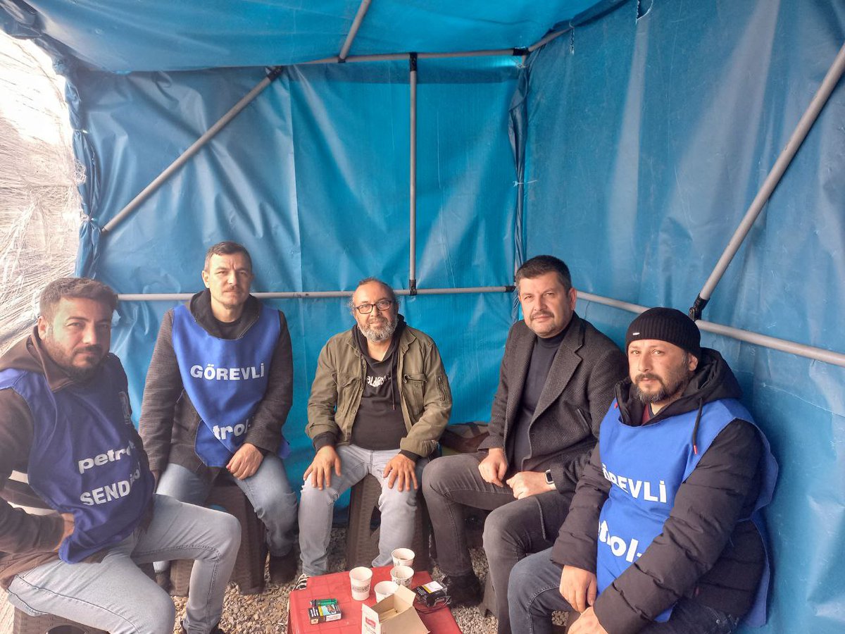 gazetenisan's tweet photo. #EtkinPlastik İşçilerinin Direnişi 11. Gününde!

İşverenin işçileri sendika üyeliğinden zorla istifa ettirmek için işten atma saldırısına başvurduğu işyerinde direnişlerine devam eden @petrolis_merkez üyesi emekçiler tüm emek dostlarını direnişlerine destek olmaya çağırıyor. https://t.co/Vsc6DR6LJ0