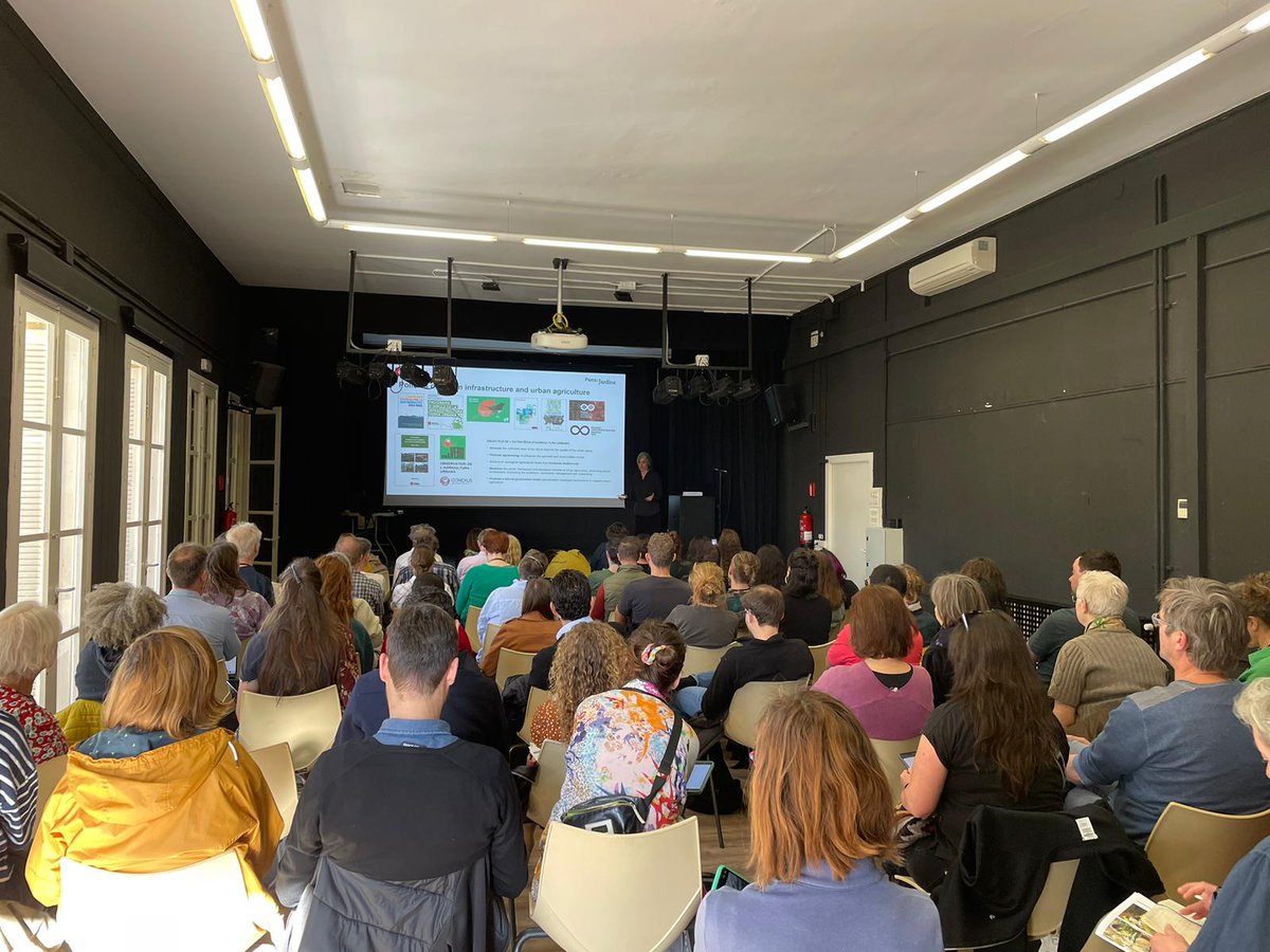 SolidaritatUB's tweet photo. 🌱El 2n dia #AdvancingTheEdibleCity comença al @ccguinardo explorant solucions de #CiutatComestible i #urbanisme a #Barcelona

🗣️@marcmontlleo (Barcelona Regional), Coloma Rull i Mar Humet (Programa Biodiversitat @bcn_ajuntament), Mireia Abril (Parcs i Jardins) i @TorrensArmengol https://t.co/FvVxfnjPRG