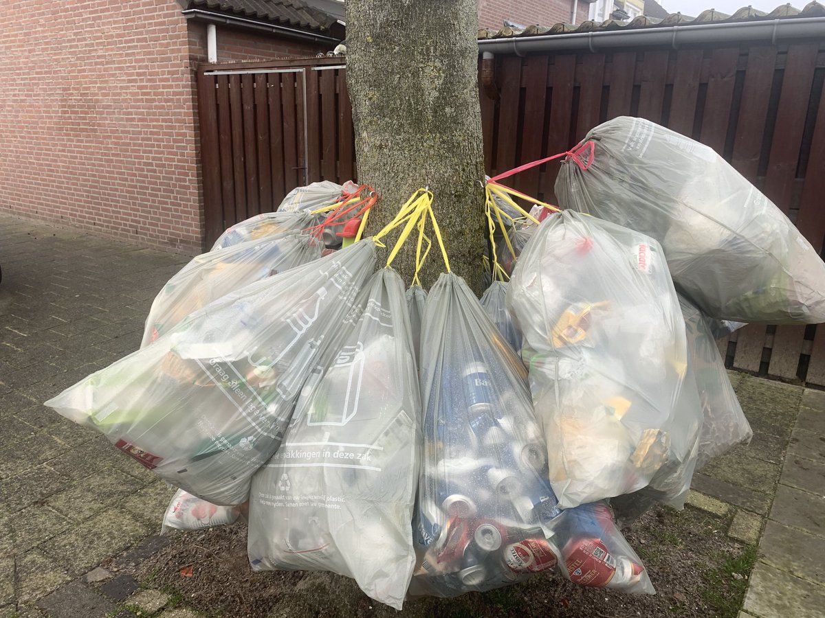 Afval scheiden is belangrijk . Deze manier van aanbieden is wel een beetje discutabel.