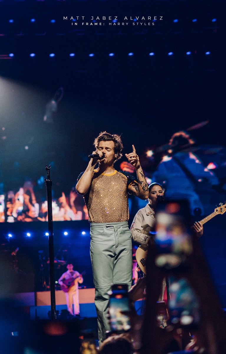 1dnewspt11's tweet photo. Harry Styles, no concerto em Manila, nas Filipinas (14/03)
Via: jabez_psd
#LoveOnTourManila #harrystylesphotos #harrystyles #harrystylesloveontour #harrystylesupdates #1dnewspt
1/2 https://t.co/ZZCH7aktEu