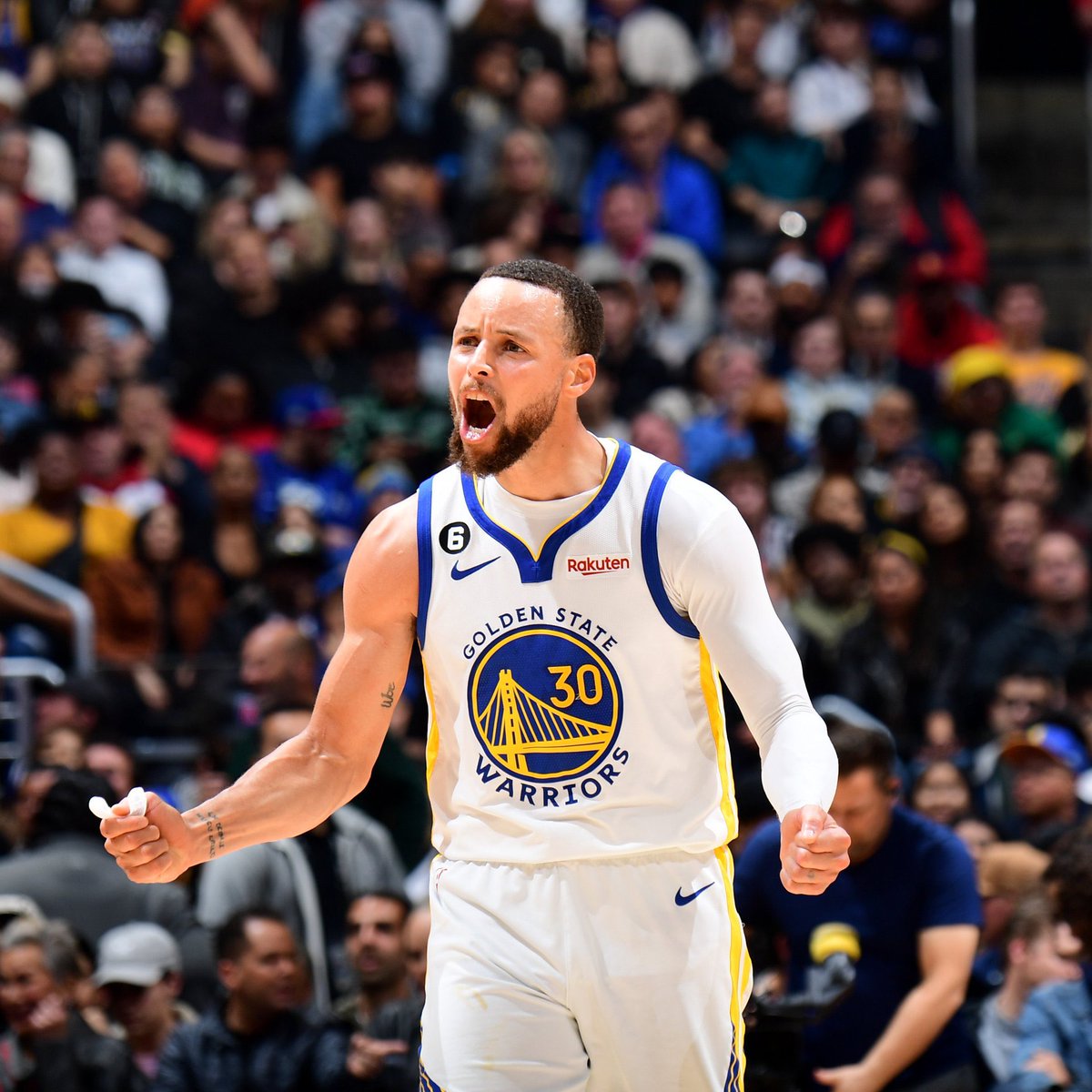 Warriors_Spain's tweet photo. 📊 Los datos de Steph anoche:

🏀 50 puntos
🔥 20-28 en tiros 🙄
☔️ 8-14 en triples
💨 2 rebotes
🤝 6 asistencias
🥷 2 robos

#DubNation https://t.co/rhsOguQmrc