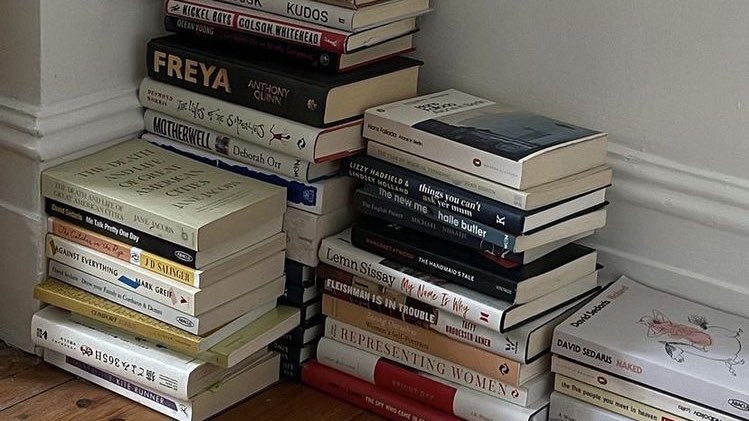 wandervoyage's tweet photo. Me and my books against the world 🤍 https://t.co/wyqMxVbLvK