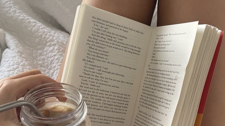 wandervoyage's tweet photo. Me and my books against the world 🤍 https://t.co/wyqMxVbLvK