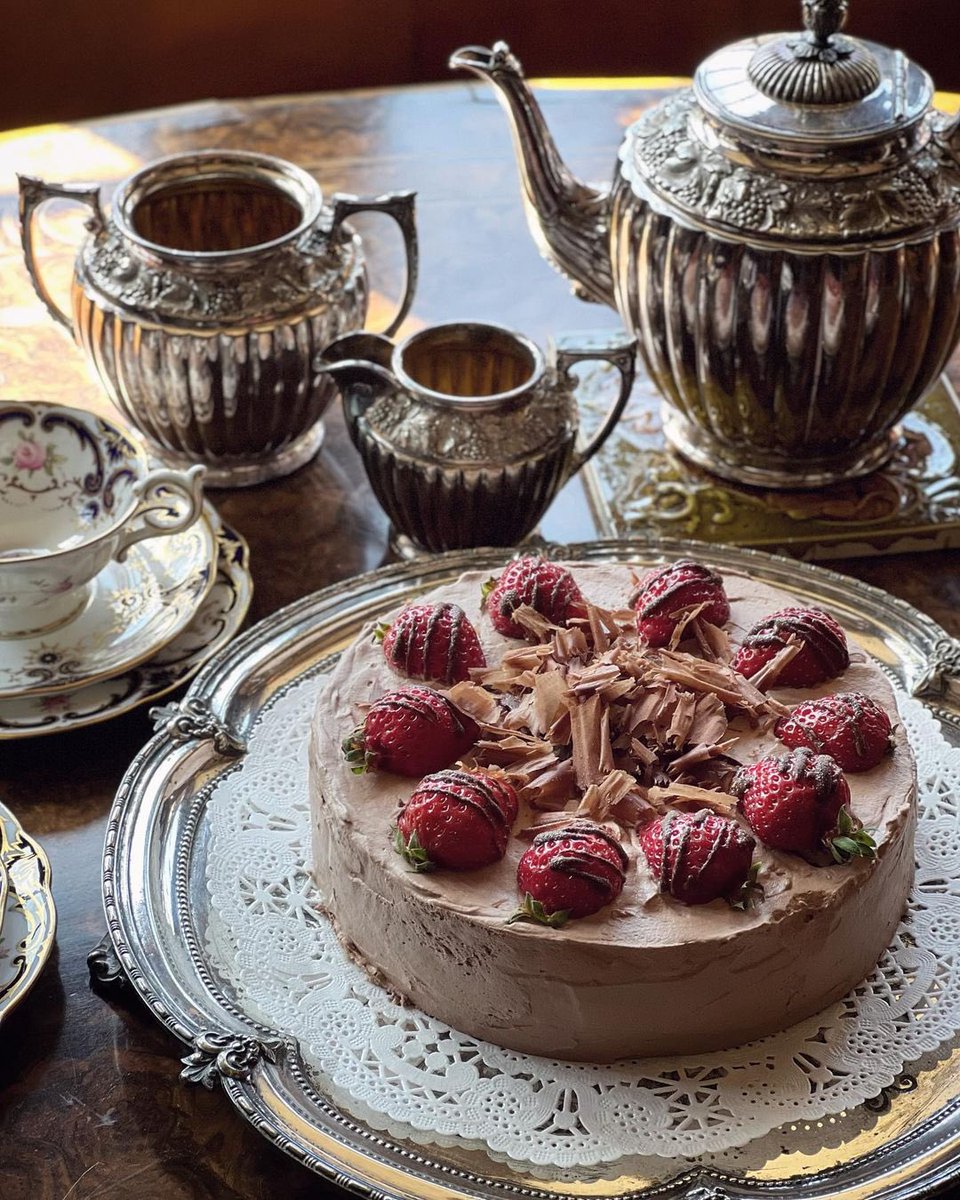 いつのことやらですが、バレンタインには紅茶のチョコレートケーキを作りました。
気に入って学生時代から何度か作っている #小嶋ルミ さんのレシピです。

#stvalentinesday #valentine #homemadesweets #アンティークのある暮らし #洋館暮らし #築90年 #登録有形文化財 #歴史的建造物 #葉山暮らし