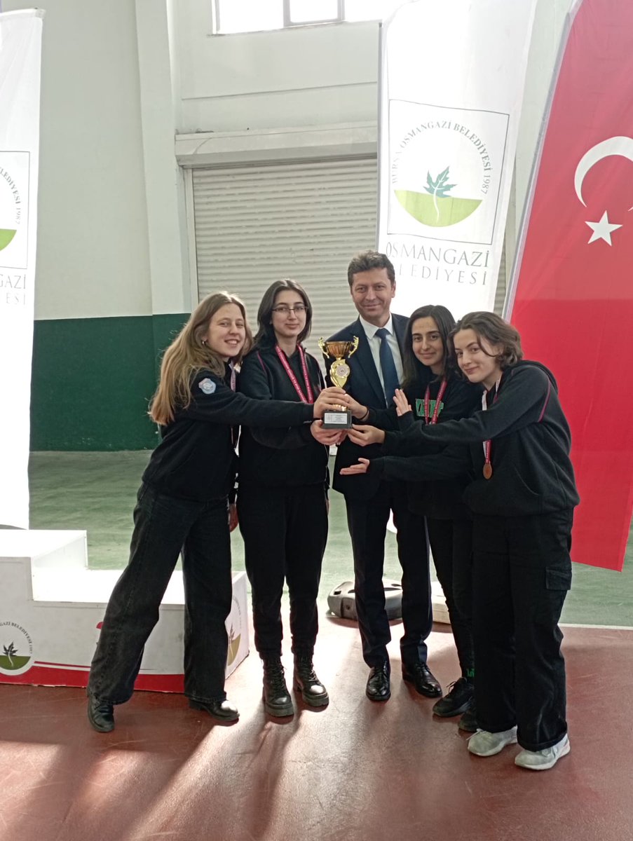 BursaKiz_Lisesi's tweet photo. Satranç takımımız il turnuvasında üçüncü olmuştur. Satranç takımımıza ve emek veren Meliha ERKÖLE öğretmenimize gayretlerinden dolayı teşekkür ederiz.
@bursailmem16
@SeyitAliBuyuk @Osmangazi_MEM @GurhanCokgezer https://t.co/EaM2fSTcoG