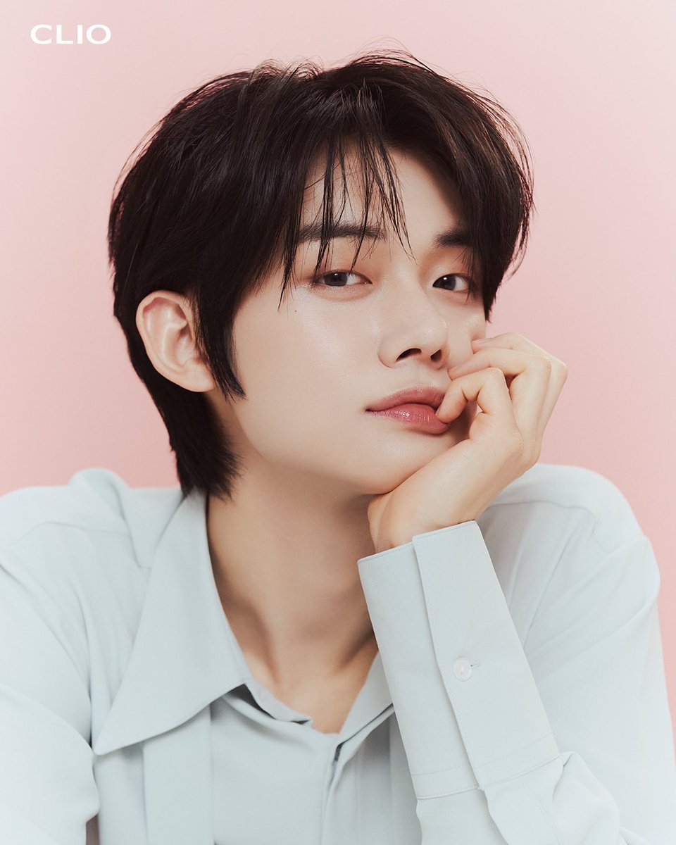 FROMKOOFFICIAL's tweet image. TXT x Clio 🖤
Make up special edition ✨
Including ID photo card 🥰
Worldwide express delivery ✈️ 
Save $$$ on shipping 💵 
100% original product ✅
Contact us for questions 💕
#kpopshipping #kpopmerch #txtclio #cliotxt #tomorrowxtogetheredit #koreanmakeuptutorial #cliomakeup