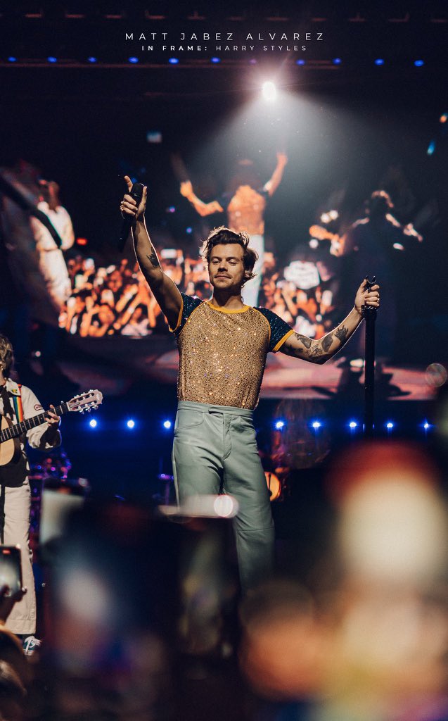 1dnewspt11's tweet photo. Harry Styles, no concerto em Manila, nas Filipinas (14/03)
Via: jabez_psd
#LoveOnTourManila #harrystylesphotos #harrystyles #harrystylesloveontour #harrystylesupdates #1dnewspt
2/2 https://t.co/cVwPPWwMZQ