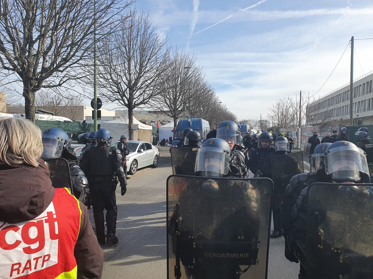 UniteCGT's tweet photo. PIZZORNO : LA POLICE ATTAQUE LES ÉBOUEURS A VITRY POUR CASSER LA GRÈVE
La police tente, en ce moment même, de casser la grève des éboueurs de Pizzorno. Les policiers gazent et agressent les travailleurs en grève depuis le 8 mars et leurs soutiens #CGT devant le dépôt de Vitry https://t.co/jwugEudo6J