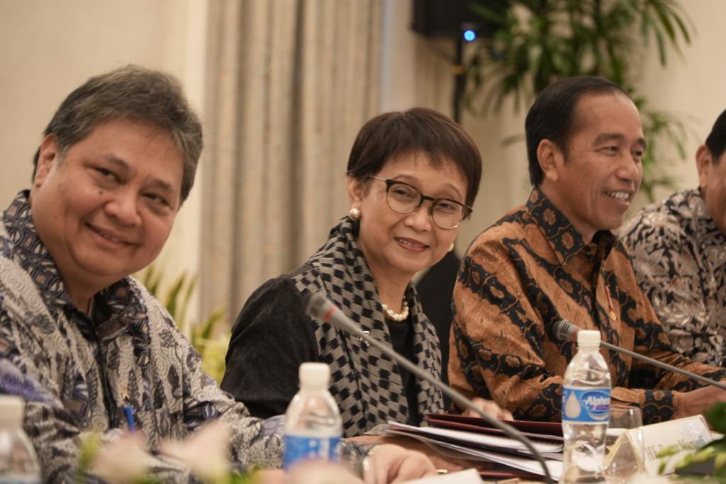 Menteri Luar Negeri Republik Indonesia (@menlu_ri) on Twitter photo Accompanying President <a href="/jokowi/">Joko Widodo</a> at the Leaders' Retreat with Prime Minister <a href="/leehsienloong/">leehsienloong</a> of Singapore (16/1). Both leaders had a fruitful discussion on enhancing bilateral ties 🇮🇩🇸🇬 Accompanying President <a href="/jokowi/">Joko Widodo</a> at the Leaders' Retreat with Prime Minister <a href="/leehsienloong/">leehsienloong</a> of Singapore (16/1). Both leaders had a fruitful discussion on enhancing bilateral ties 🇮🇩🇸🇬