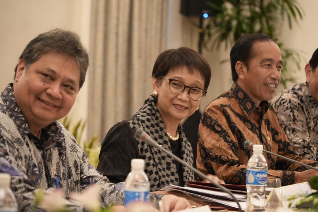 Accompanying President @jokowi at the Leaders' Retreat with Prime Minister @leehsienloong of Singapore (16/1). Both leaders had a fruitful discussion on enhancing bilateral ties 🇮🇩🇸🇬