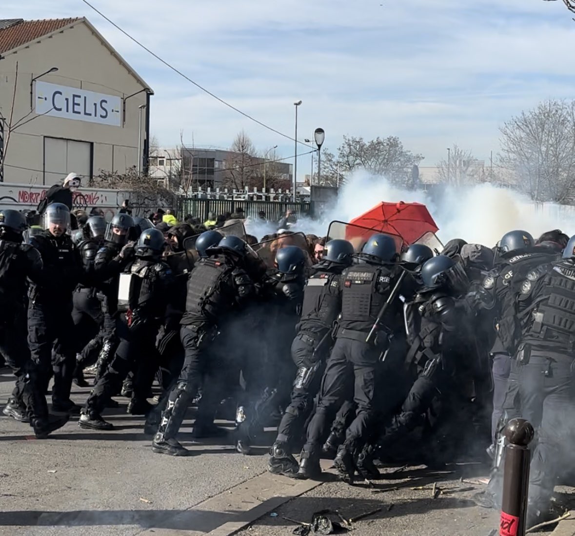 ManonAubryFr's tweet photo. 🔴 Scandaleux ! On vient de se faire gazer et charger au site de collecte des déchets de Pizzorno à Vitry.

Ici, la seule chose qu’on met à la poubelle c’est la réforme des retraites ! 

Solidarité avec les éboueurs en grève qui ne lâcheront rien. #grevedeseboueurs https://t.co/lDe3VWkeck