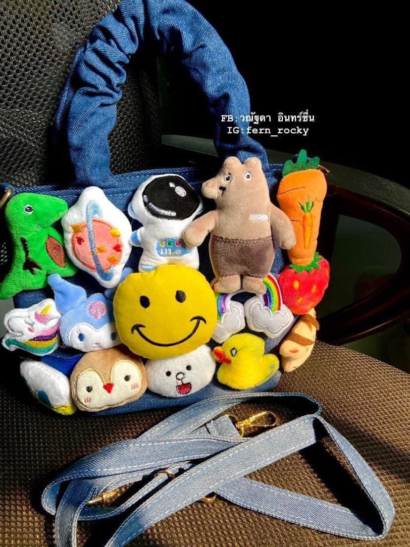 WaWanatda's tweet photo. ฉันชอบความเยอะๆๆนี้ แต่งชุดธรรมดาแต่มาสะดุดตาที่กระเป๋า 🤣 ใบละ 249 บ. ส่งฟรีค่ะ รอของแค่ 1-2 อาทิตย์เองน๊าาา น้องถ่ายจากงานจริง น่ารักมากๆค่ะ สั่งได้เบยน๊าา 🫶🏻
 #ก้อยอรัชพร #นิกกี้ณฉัตร #นิกกี้ก้อย #BLACKPINK #นุ่น #ก้อยนัตตี้ดรีม #หวยรัฐบาล #หวยงวดนี้ #หน้ากากอนามัย https://t.co/TFOXzV7YIB
