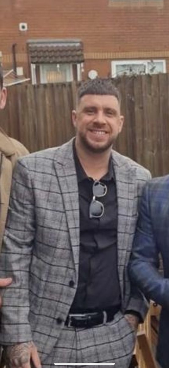 DeludedLee's tweet photo. #Cheltenham bound!! Someone’s getting fingered…not sure why iv bought sunglasses 🤷‍♂️ https://t.co/0seMJScuqn