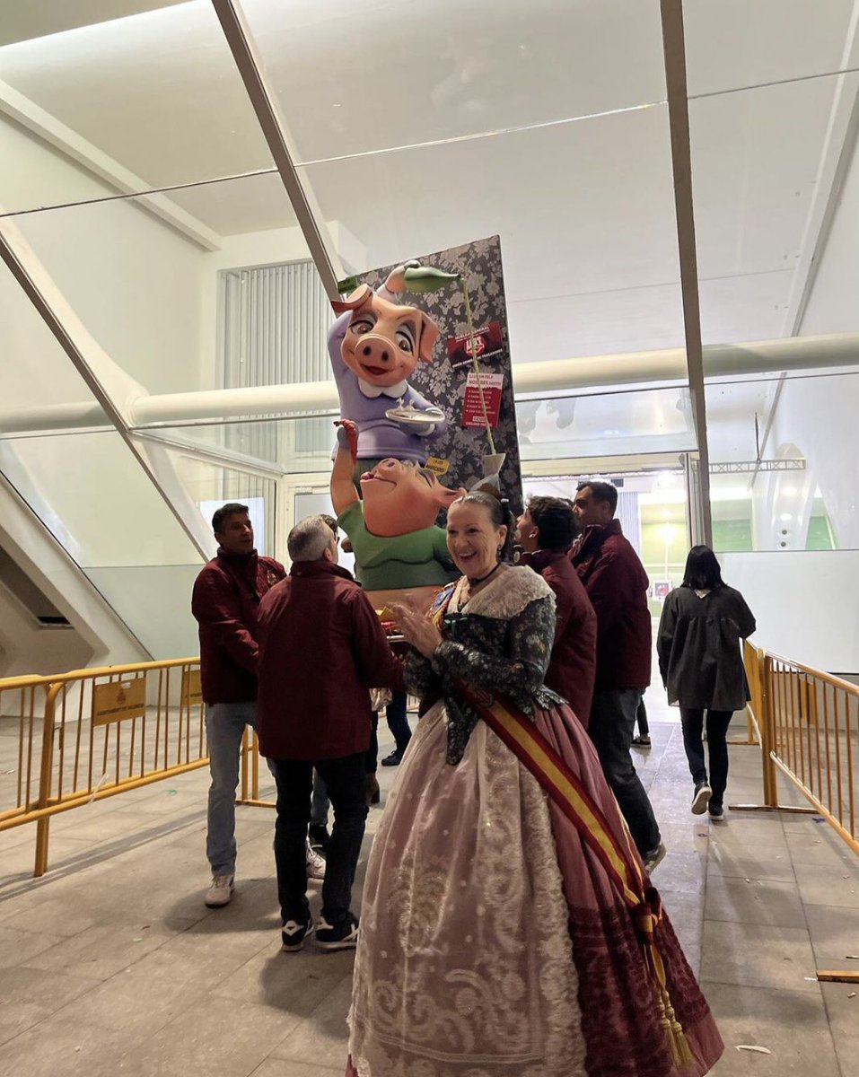 FallaAlameda1's tweet photo. Recogida del ninot #falladelearts #fallaalameda #EnLaGranjaDePepito #SomPatrimoni #fallasUNESCO https://t.co/iDdERRRdY7