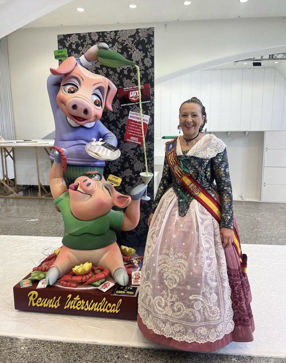 FallaAlameda1's tweet photo. Recogida del ninot #falladelearts #fallaalameda #EnLaGranjaDePepito #SomPatrimoni #fallasUNESCO https://t.co/iDdERRRdY7