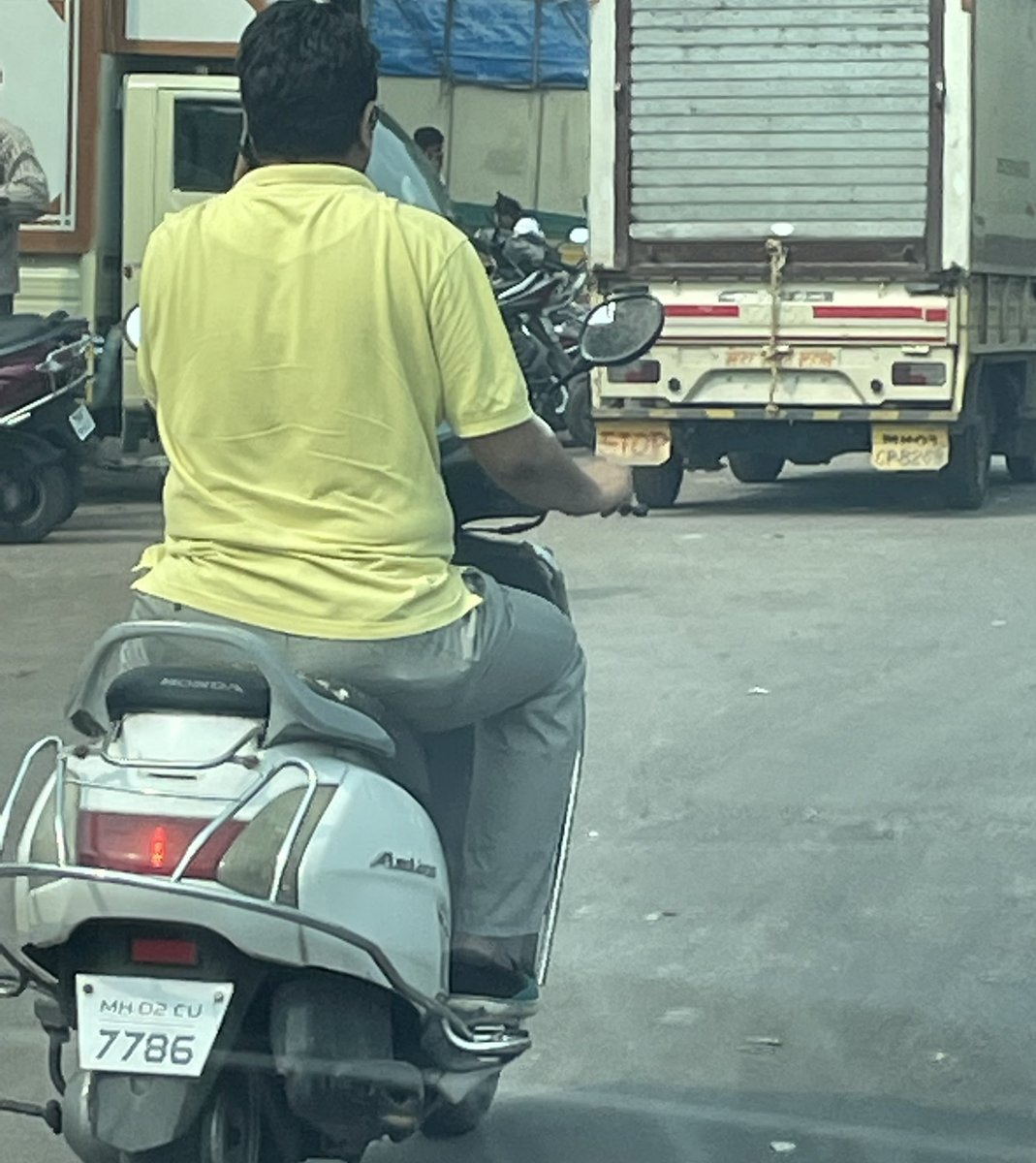 IdiotsRoads's tweet photo. MH02CU7786. Busy chatting on the phone in the prestigious Kurla area. And obviously, no helmet. @MTPHereToHelp @CPMumbaiPolice @mumbaimatterz @RoadsOfMumbai https://t.co/oqACgUjR7Y