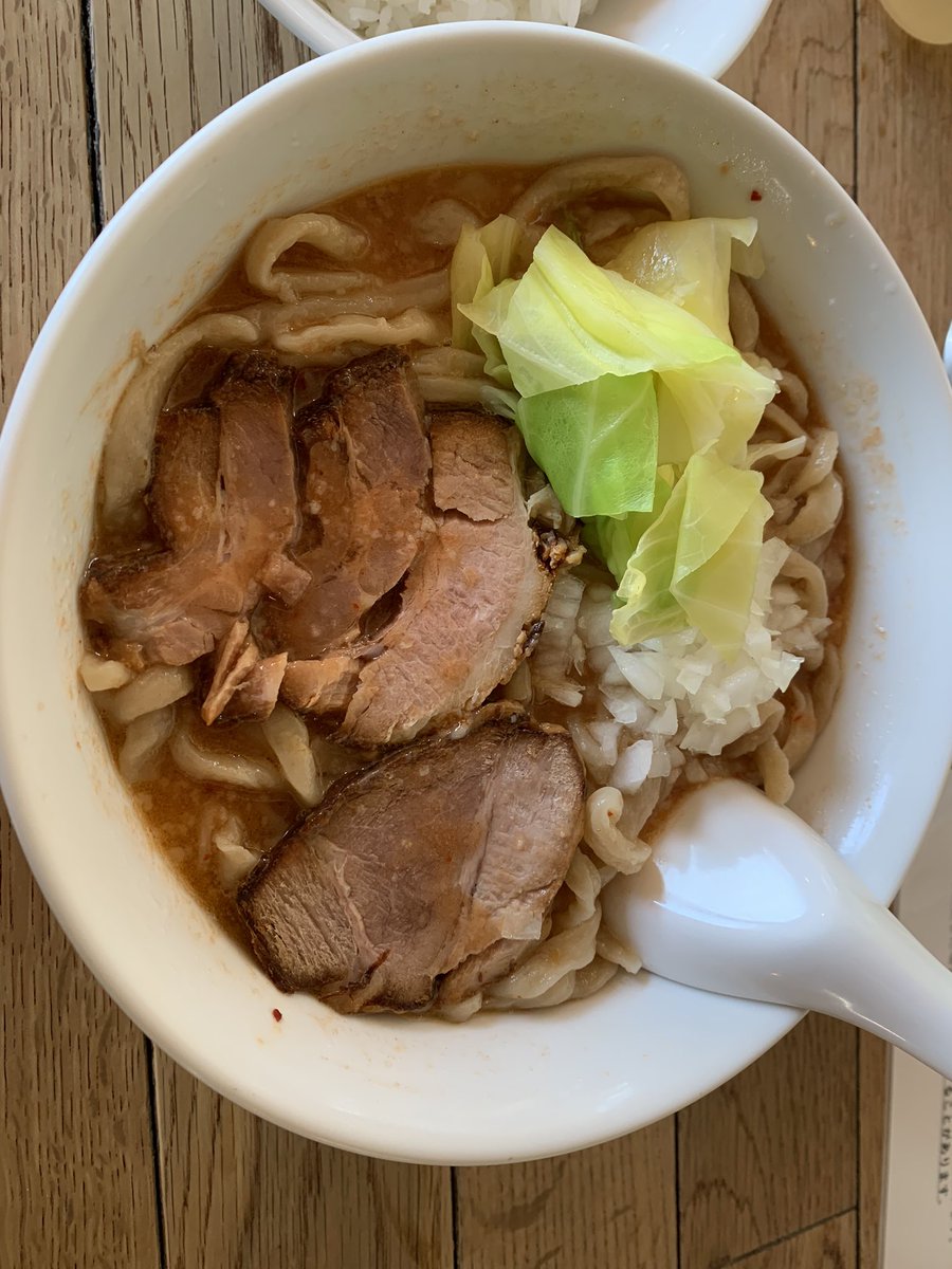 力丸にて豚トマ
ここ最近のトマトの完成度がすごい
そして麺との親和性もすごい
大盛にしてツルモチ麺を心行くまで楽しみたい気持ちを抑えて
中盛＆半ライスで締めのドボン