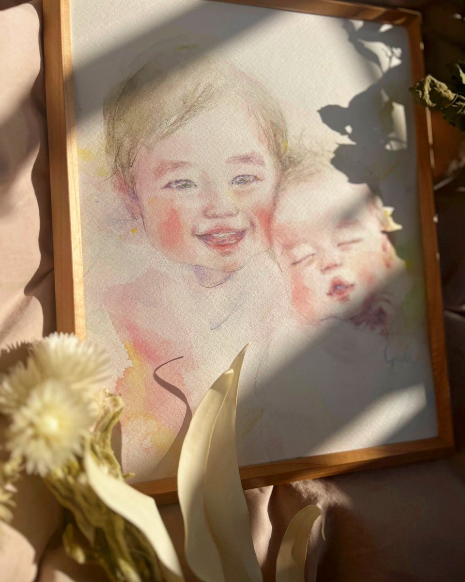 「背景を白を基調とし、お子さんの表情が際立つよう心がけました。左右の柔かな色彩たち」|yukkoのイラスト