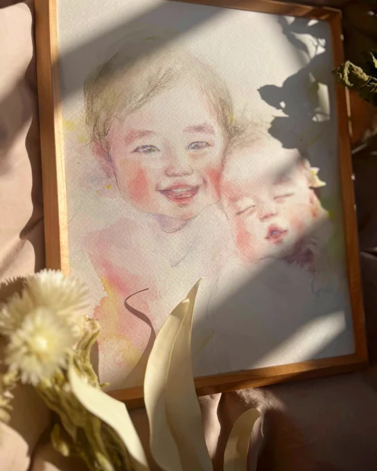 背景を白を基調とし、お子さんの表情が際立つよう心がけました。左右の柔かな色彩たちが、二人を守るように包み込んでいます。陽だまりのような2人を描かせていただきありがとうございました。#オーダー水彩画 