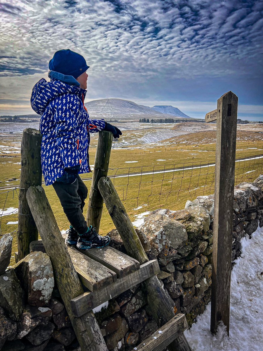 ReluctantExplrs's tweet image. I spy with my little eye…. Something beginning with W….. WEEKEND!!! 

Oh wait no…. That’s Ingleborough 😆 

#ingleborough #yorkshirethreepeaks #yorkshiredales #walkingwithkids
