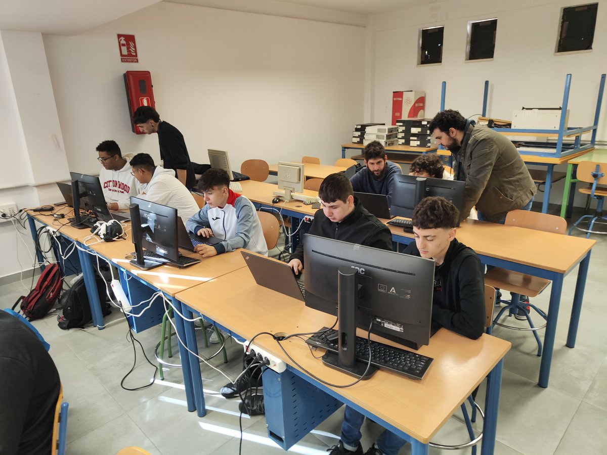 eduSatoe's tweet image. Taller de #CTF totalmente práctico en la #SHS2k23 a cargo de los alumnos de @FPCiberSec del @IESAlbertiCadiz Una suerte tener  a estos crack en #Córdoba 🤟😎