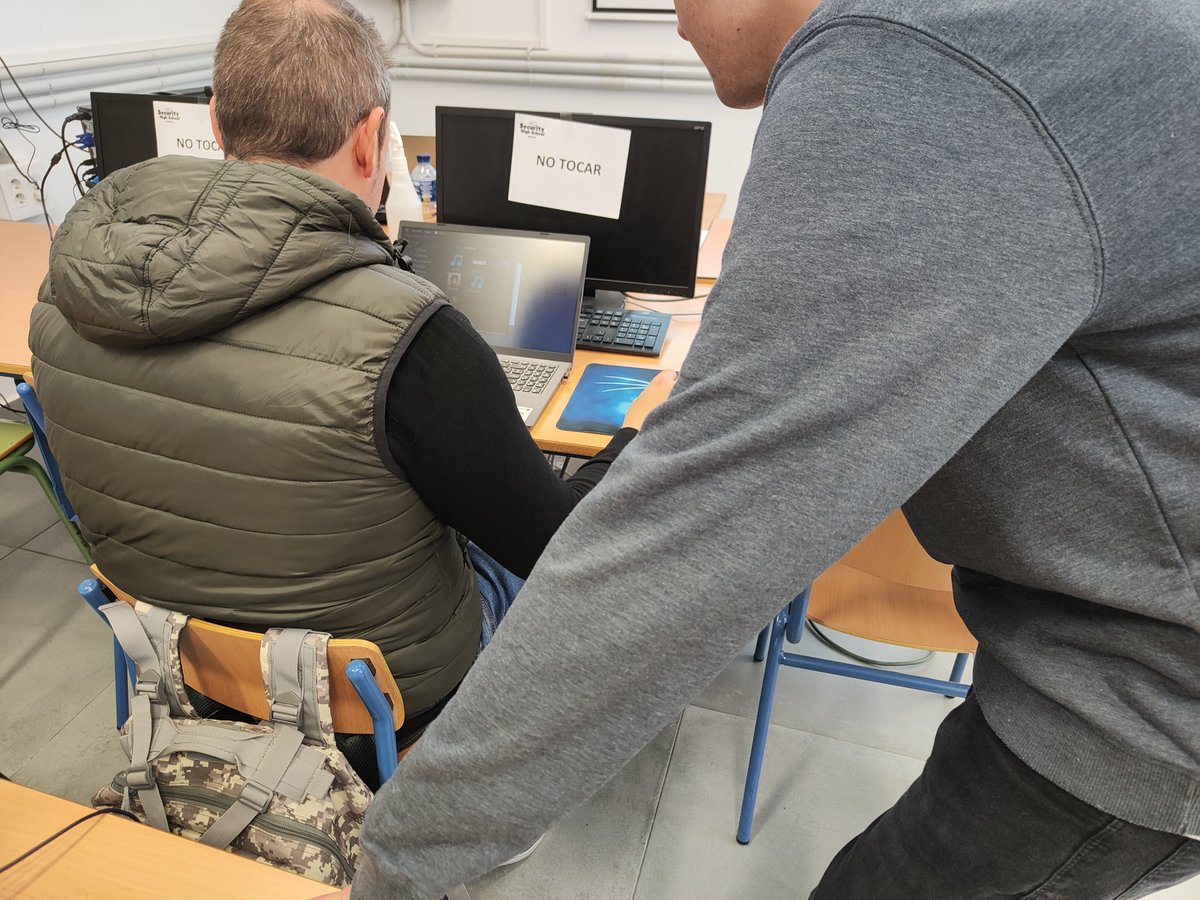 eduSatoe's tweet image. Taller de #CTF totalmente práctico en la #SHS2k23 a cargo de los alumnos de @FPCiberSec del @IESAlbertiCadiz Una suerte tener  a estos crack en #Córdoba 🤟😎