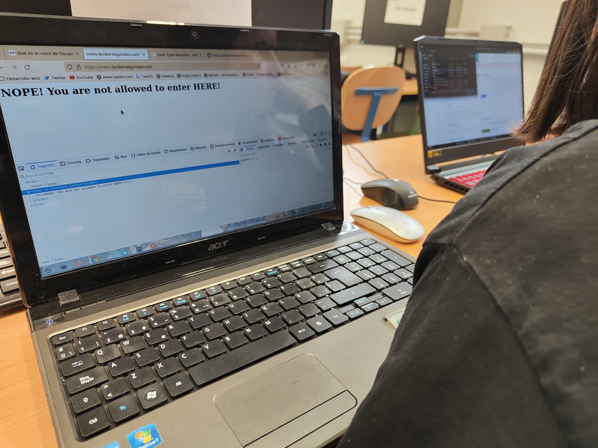 eduSatoe's tweet image. Taller de #CTF totalmente práctico en la #SHS2k23 a cargo de los alumnos de @FPCiberSec del @IESAlbertiCadiz Una suerte tener  a estos crack en #Córdoba 🤟😎