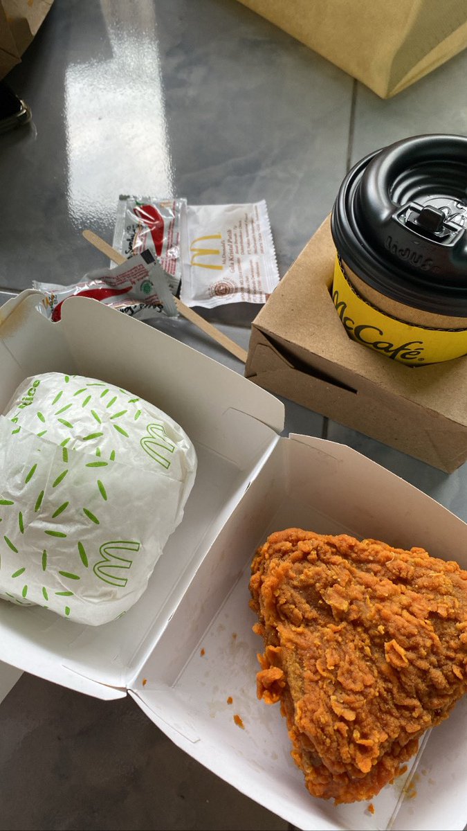nctddy's tweet photo. pas bgt ni gofood dateng colokan listrik rumah gua kebakar mana dirumah lg sendiri, mau panik tp laper yawda makan dulu baru minta tolong tetangga dah WKWKWKWK https://t.co/8A4QHGc9Hm