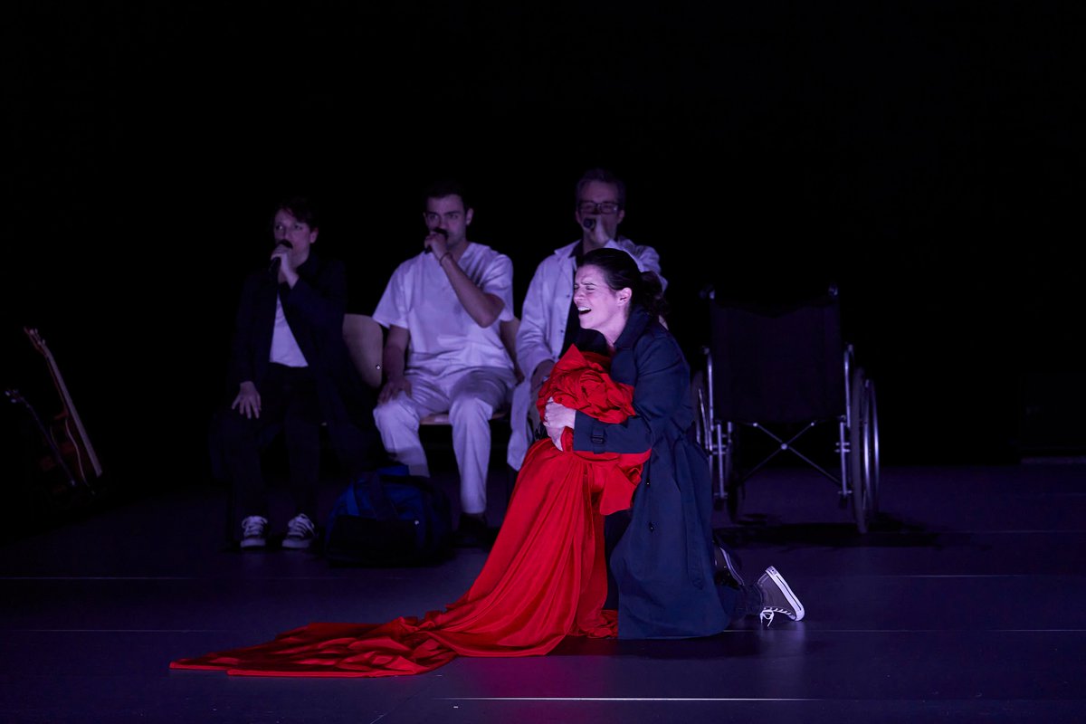 teatrenacional's tweet photo. 😍 Aquests són els espectacles TNC nominats als #PremisdelaCrítica!
⭐️ #ElPesdUnCos:
- Millor actriu principal per @laiamarullq
- Millor text per @szpunberg
- Millor actor de repartiment per Carles Pedragosa
- Millor música original per Carles Pedragosa, Joan Solé i @SabinaWitt1 https://t.co/frjCzjcqp7