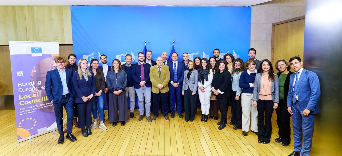 Giacomo_Cona's tweet photo. 3 giorni a Bruxelles con BELC - Building Europe with Local Councilors. Una rete di città, comuni e paesi in tutta Europa che entrano in contatto con le istituzioni UE attraverso i loro rappresentanti eletti. 
Verona è tra le prime città aderenti!
#EuCouncillors
#Eucommission https://t.co/YbTkEliN3F