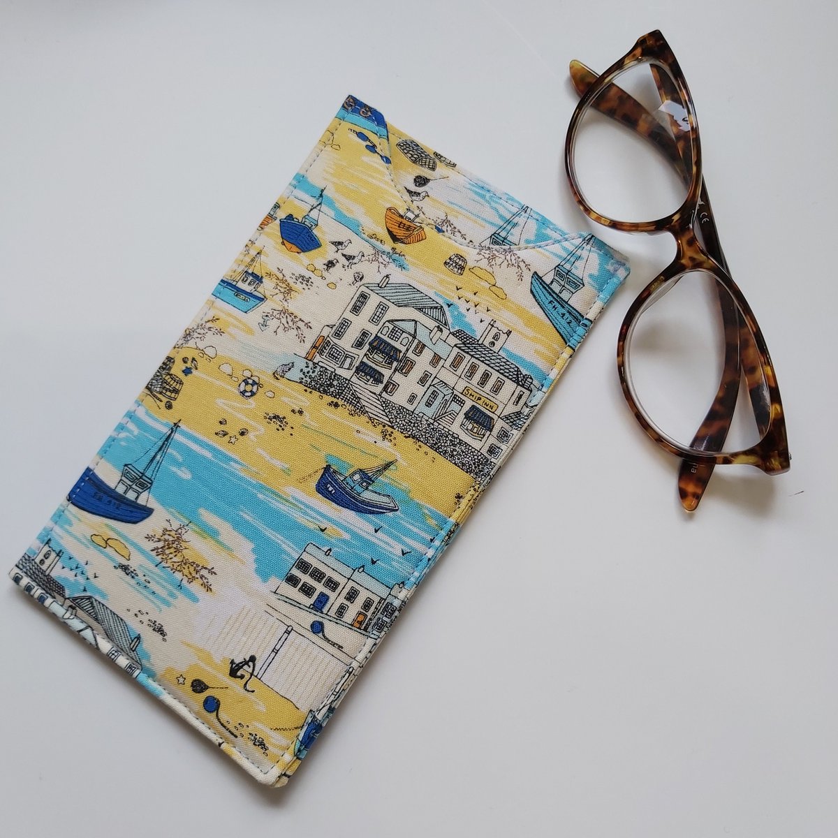 Excited to share the latest addition to my #etsy shop: Handmade glasses case in quality cotton beach fabric, sunglasses case, padded glasses case - handmade gift 
etsy.me/3mVkwpR 
#stitchedinnorfolk #glassescase #seaside #beach #sunglasses