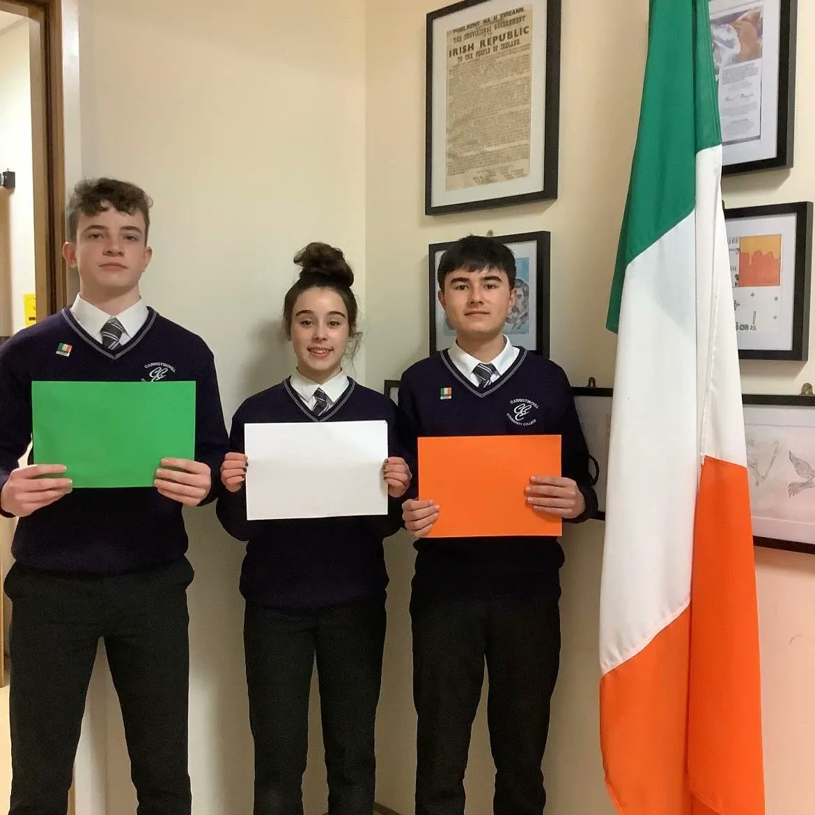 CarrigtwohillCC's tweet photo. All Third year students celebrated 175 years of Irish flag created by Thomas F. Meagher. Students wrote on the back of the cards what the Irish flag means to them and what it means to be Irish #ThomasFMeagher 🇮🇪 https://t.co/rTOf2ucnfP