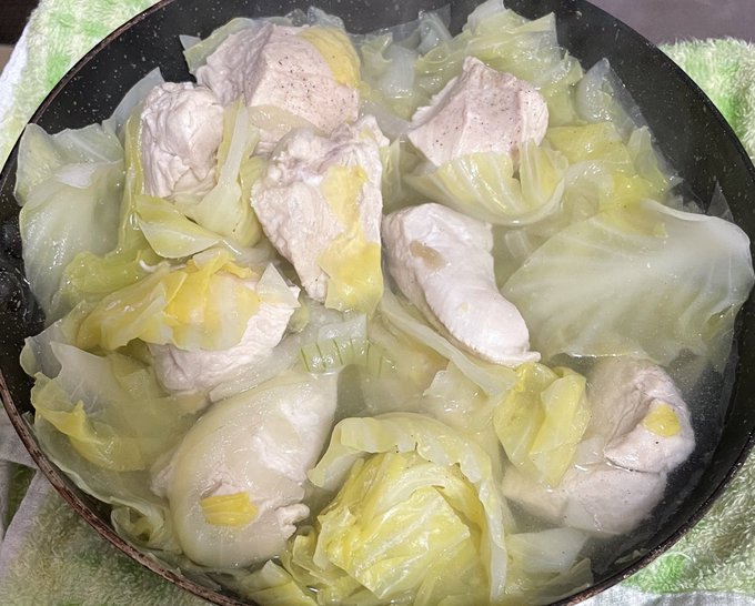 キャベツ食べたくてキャベツと鶏肉に少し味付けして煮ただけだけどめっちゃ美味しい_(:3」∠)_ 