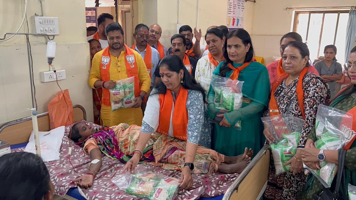 Miteshbhaibjp's tweet photo. સેવા એ જ સંગઠન ના ઉદ્દેશ્ય સાથે ભાજપા પ્રદેશ અધ્યક્ષ શ્રી સી.આર. પાટિલ સાહેબ ના જન્મદિવસ નિમિત્તે આજે સાંસદ શ્રી @Miteshbhaibjp દ્વારા આણંદ સિવિલ હોસ્પિટલમાં સગર્ભા મહિલાઓ તથા ટીબી પેશન્ટને અનાજની કીટ વિતરણ કરવામાં આવી. આ પ્રસંગે  આણં�� જિલ્લા મહામંત્રી શ્રી નિરવભાઈ અમીન, (1/4) https://t.co/zS95AVVZAg