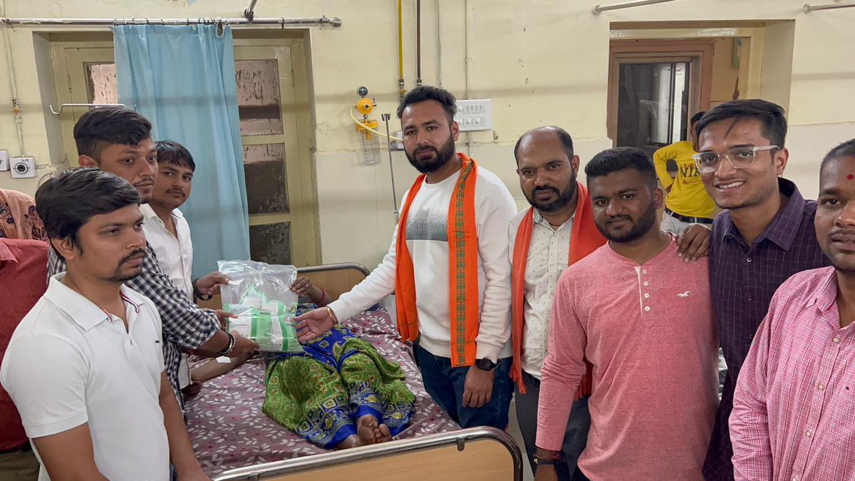Miteshbhaibjp's tweet photo. સેવા એ જ સંગઠન ના ઉદ્દેશ્ય સાથે ભાજપા પ્રદેશ અધ્યક્ષ શ્રી સી.આર. પાટિલ સાહેબ ના જન્મદિવસ નિમિત્તે આજે સાંસદ શ્રી @Miteshbhaibjp દ્વારા આણંદ સિવિલ હોસ્પિટલમાં સગર્ભા મહિલાઓ તથા ટીબી પેશન્ટને અનાજની કીટ વિતરણ કરવામાં આવી. આ પ્રસંગે  આણં�� જિલ્લા મહામંત્રી શ્રી નિરવભાઈ અમીન, (1/4) https://t.co/zS95AVVZAg