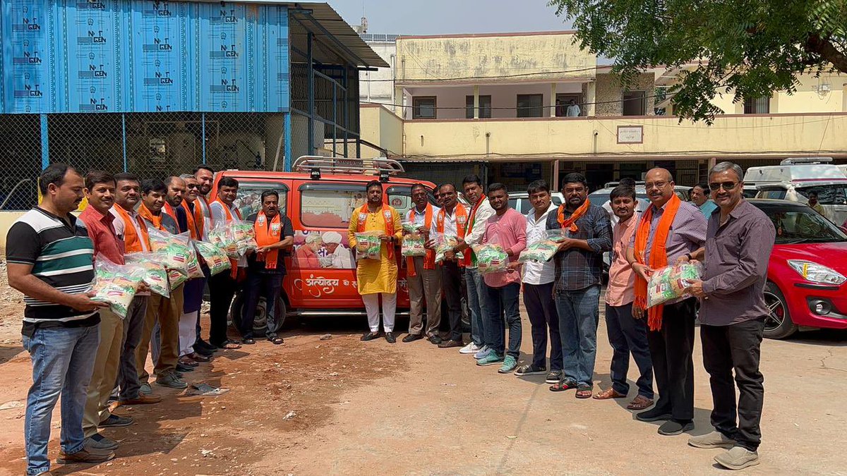 Miteshbhaibjp's tweet photo. સેવા એ જ સંગઠન ના ઉદ્દેશ્ય સાથે ભાજપા પ્રદેશ અધ્યક્ષ શ્રી સી.આર. પાટિલ સાહેબ ના જન્મદિવસ નિમિત્તે આજે સાંસદ શ્રી @Miteshbhaibjp દ્વારા આણંદ સિવિલ હોસ્પિટલમાં સગર્ભા મહિલાઓ તથા ટીબી પેશન્ટને અનાજની કીટ વિતરણ કરવામાં આવી. આ પ્રસંગે  આણં�� જિલ્લા મહામંત્રી શ્રી નિરવભાઈ અમીન, (1/4) https://t.co/zS95AVVZAg