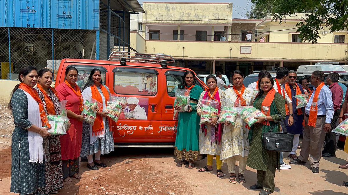 Miteshbhaibjp's tweet photo. સેવા એ જ સંગઠન ના ઉદ્દેશ્ય સાથે ભાજપા પ્રદેશ અધ્યક્ષ શ્રી સી.આર. પાટિલ સાહેબ ના જન્મદિવસ નિમિત્તે આજે સાંસદ શ્રી @Miteshbhaibjp દ્વારા આણંદ સિવિલ હોસ્પિટલમાં સગર્ભા મહિલાઓ તથા ટીબી પેશન્ટને અનાજની કીટ વિતરણ કરવામાં આવી. આ પ્રસંગે  આણં�� જિલ્લા મહામંત્રી શ્રી નિરવભાઈ અમીન, (1/4) https://t.co/zS95AVVZAg