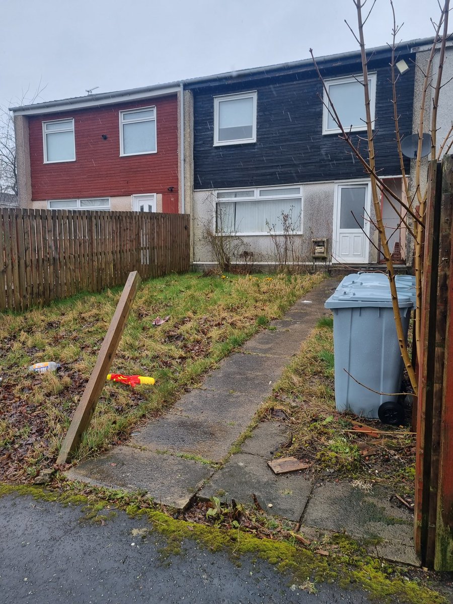 agent389699's tweet photo. @SouthLanCouncil @MBuchananEK 
Yet again I'm reporting this absolute dump of a property that has lay empty for over 3 years, I'm sick of looking out my window to see this. It is now being broken into, windows smashed and used as a rubbish dump. I'm sick of it!! Mallard place, EK https://t.co/r0b2oAEQ0H