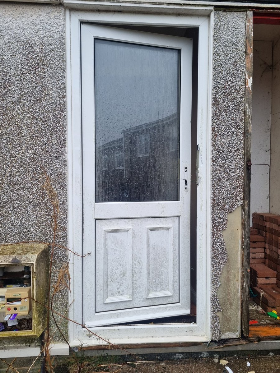 agent389699's tweet photo. @SouthLanCouncil @MBuchananEK 
Yet again I'm reporting this absolute dump of a property that has lay empty for over 3 years, I'm sick of looking out my window to see this. It is now being broken into, windows smashed and used as a rubbish dump. I'm sick of it!! Mallard place, EK https://t.co/r0b2oAEQ0H