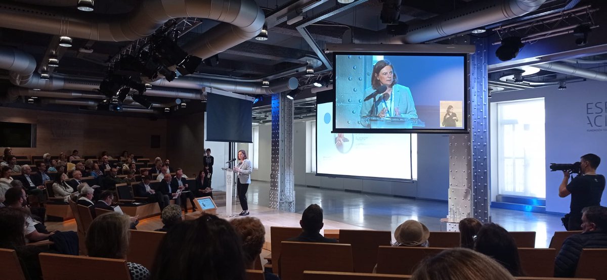 CongresoDAP's tweet photo. Turno para el acto de apertura.
🗣️ @CMorenes, de @fundacionTef: "Actos como éste deben servir para acotar los retos de futuro y tomar consciencia de la importancia de la tecnología para no dejar nadie atrás".

#CongresoDAP2023 #DAP2023 #AutonomíaMayores https://t.co/GIj6qdsAuI
